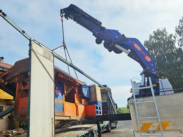 Baukran mieten: Kran hebt Baucontainer bei Robert Maier GmbH, Spezialist für Hochbau und Kranarbeiten.