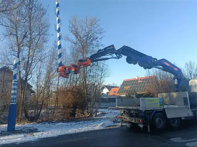 Kran beim Baumfällservice in Aktion bei Robert Maier GmbH, professionelle Baumfällungen.
