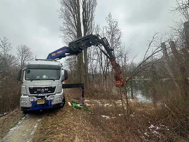 Kranarbeiten durch Robert Maier GmbH in der Nähe eines Gewässers. Professionelle Baumfällarb.