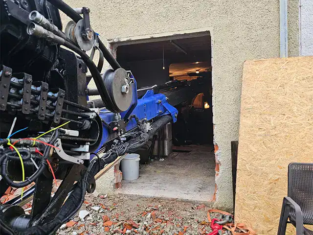 Industrielle Maschinen bei Kranarbeiten und beim Bau einer Garage, Baustelle, Bauarbeiten, Handwerkskunst.