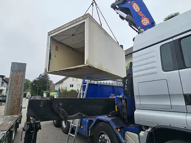 Kranarbeiten und Containertransport für Bauprojekte.